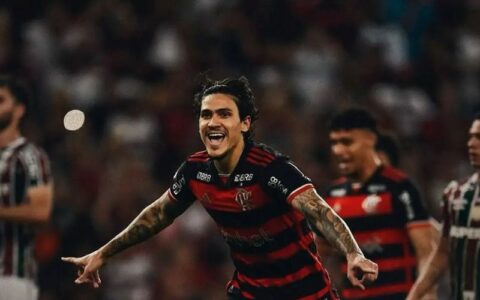 Flamengo bate Fluminense com gol de pênalti e segue líder do Brasileirão