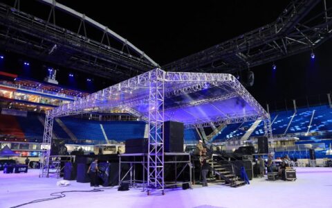 Palco 360⁰ da festa dos visitantes é montado para show de Thiaguinho e Belo