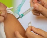 Cobertura vacinal do Brasil sofreu grande impacto devido à desinformação, diz cientista político