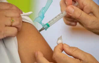 Cobertura vacinal do Brasil sofreu grande impacto devido à desinformação, diz cientista político