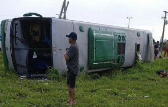 Ônibus da quadrilha junina 'Caipira na Roça' capota na BR-174 e deixa feridos