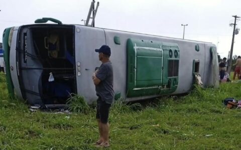 Ônibus da quadrilha junina 'Caipira na Roça' capota na BR-174 e deixa feridos