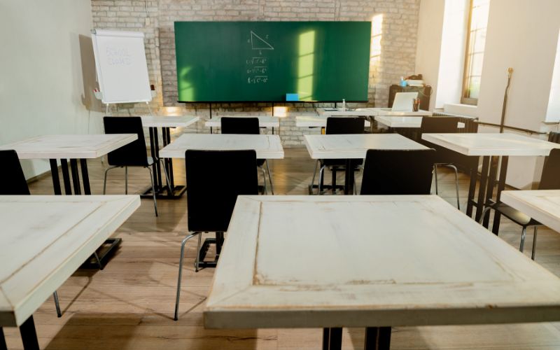 Professor é agredido após pedir que aluna guardasse celular em sala de aula no interior do Amazonas