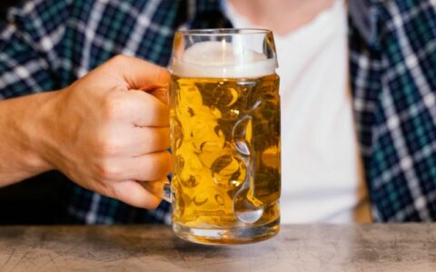 Pena para quem oferece bebida alcóolica para menores pode aumentar