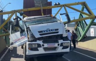 Mais um veículo pesado colide contra limitador da passagem de nível do São Jorge