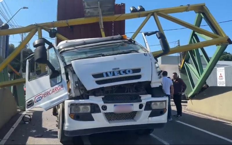 Mais um veículo pesado colide contra limitador da passagem de nível do São Jorge