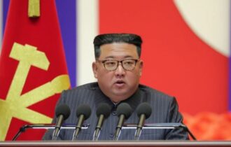 Kim Jong Un cita 'camaradas de armas' enquanto relatos sugerem ida de Putin à Coreia do Norte