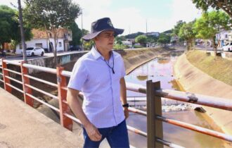 Prefeito destaca eficiência de ecobarreira para impedir que lixo chegue ao rio