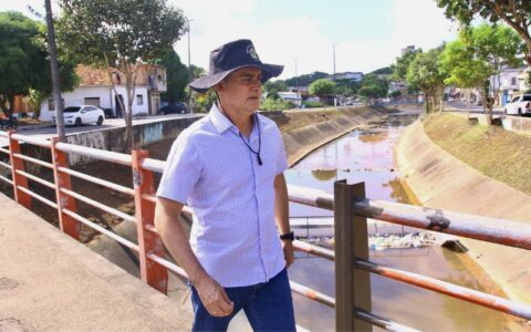Prefeito destaca eficiência de ecobarreira para impedir que lixo chegue ao rio