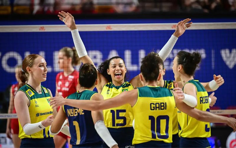 Seleção feminina de vôlei arrasa Turquia e conquista feito inédito na Liga das Nações