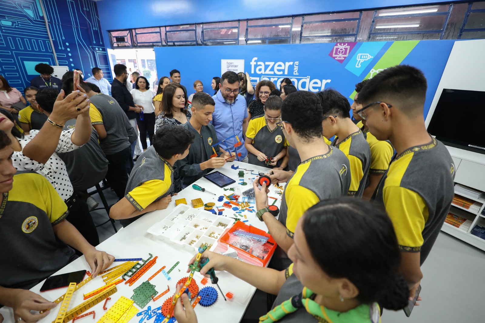 Wilson Lima entrega escola revitalizada no bairro Cidade Nova