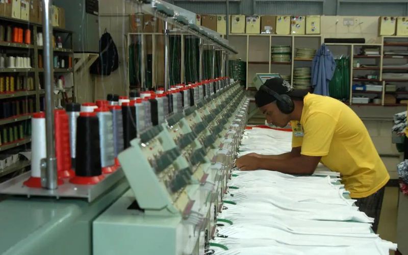 Sete das 10 atividades econômicas tiveram contratações no trimestre até maio, aponta IBGE