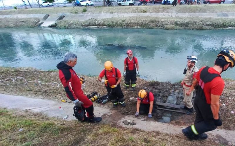 Em ação complexa, bombeiros resgatam homem de bueiro no bairro Japiim