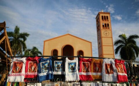 Festival de Parintins: Ilha dividida em azul e vermelho encanta turistas