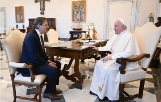 Papa Francisco recebe cuia de chimarrão de presente do ministro Haddad