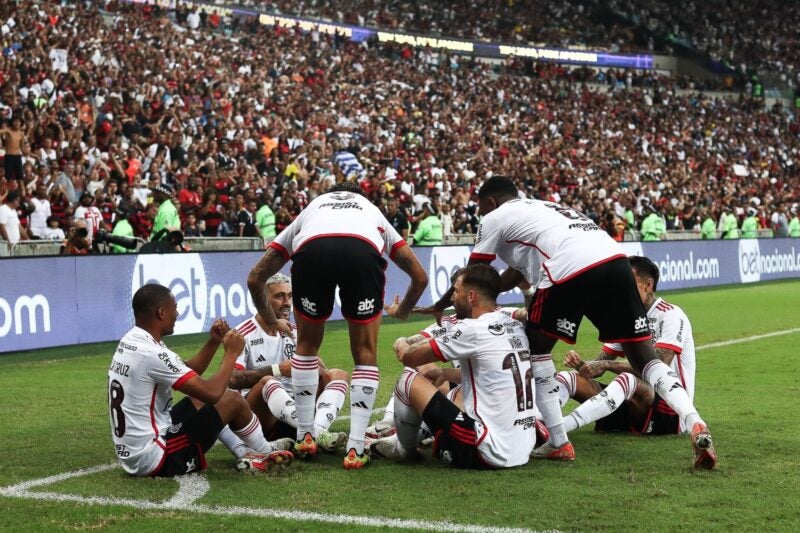 Mais de 30 torcedores de Flamengo e Vasco são levados a delegacias