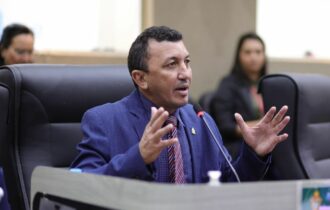 Sassá alega atraso de salário dos servidores da Saúde do AM, mas não apresenta solução