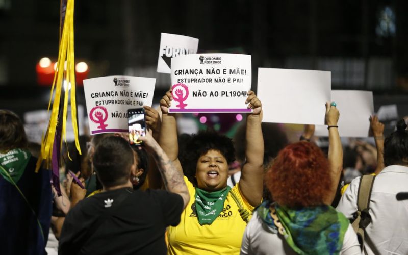 Manifestantes contra o PL do aborto
