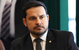 Alberto Neto diz que oposição 'está cansada de denunciar vínculo de Lula com ditadores'