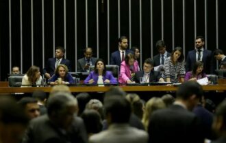 Onze mulheres assinam PL do aborto na Câmara