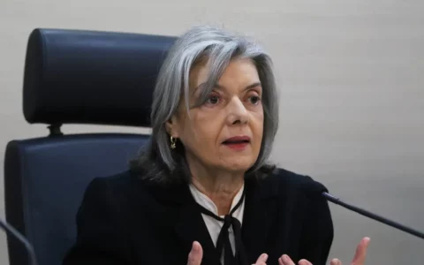 Cármen Lucia toma posse na presidência do TSE