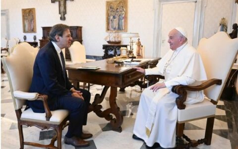 Papa Francisco recebe cuia de chimarrão de presente do ministro Haddad