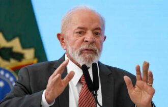 Lula reitera que não fará ajuste que possa prejudicar pessoas mais pobres e cita banqueiros