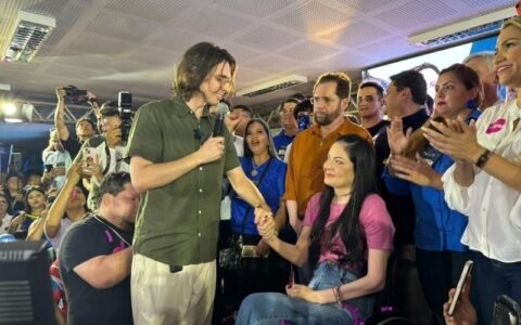Amom tem candidatura oficializada e anuncia Nancy Segadilha como candidata a vice-prefeita