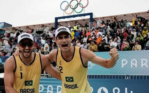André e George sobram na estreia do vôlei de praia em Paris 2024