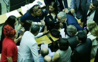 Câmara aprova PEC que perdoa multas e cotas raciais de partidos