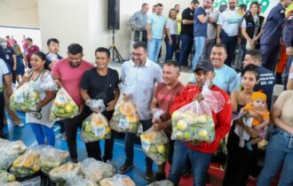 Sepror entrega cestas de frutas em Manaus e alerta sobre desperdício de alimentos