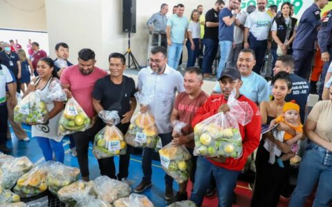 Sepror entrega cestas de frutas em Manaus e alerta sobre desperdício de alimentos