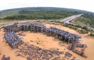 Sem expectativa de conclusão, Cidade Universitária segue entre ruínas e destroços em Iranduba
