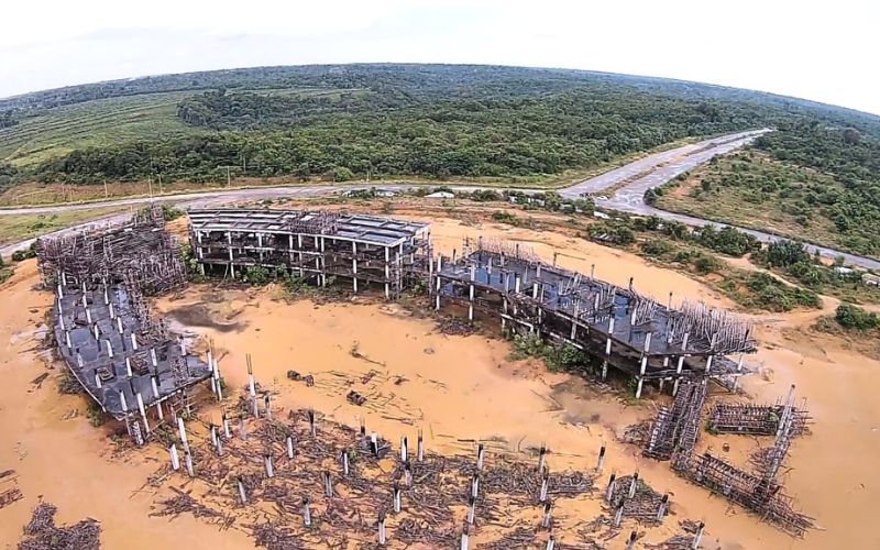 O que havia sido construído segue se deteriorando - (Foto: Divulgação/Marcos Holanda) Sem expectativa de conclusão, Cidade Universitária segue entre ruínas e destroços em Iranduba