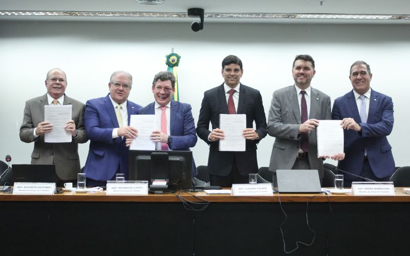 Deputados adicionam carros elétricos e jogos de azar no texto da Reforma Tributária