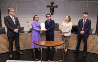 Presidente do TCE entrega à Justiça Eleitoral lista de gestores com contas reprovadas