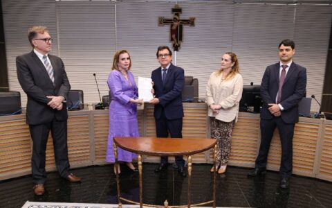 Presidente do TCE entrega à Justiça Eleitoral lista de gestores com contas reprovadas
