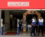 Ex-diretora das Americanas entrega passaporte ao retornar ao Brasil