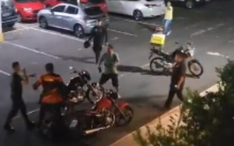 Morador que usou facão para entregador é agredido e passa por cirurgia