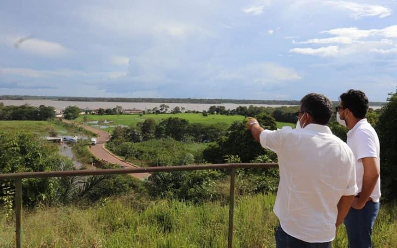 Augusto Ferraz e o vice, Robson Adriel, fazendo visita no local onde seria construído o teleférico - (Foto: Divulgação/Facebook) Augusto Ferraz encerrará mandato sem construir teleférico na orla de Iranduba