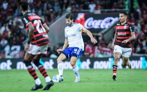Flamengo derrota Cruzeiro para se isolar na ponta do Brasileiro