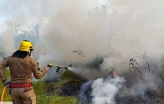 Corpo de Bombeiros combate incêndio nas proximidades do aeroporto de Manicoré