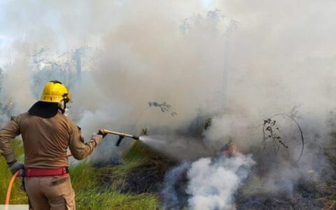 Corpo de Bombeiros combate incêndio nas proximidades do aeroporto de Manicoré