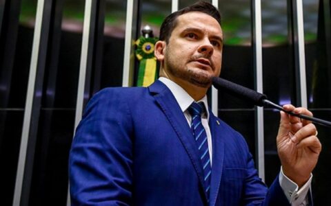 Para fisgar eleitores, Alberto Neto reaproveita ideias de Arthur e David