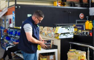 Material de construção é autuado pelo Procon por venda de produtos vencidos