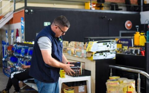 Material de construção é autuado pelo Procon por venda de produtos vencidos