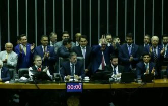 Câmara aprova texto-base da reforma tributária com trava no IVA