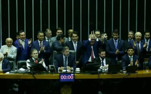 Câmara aprova texto-base da reforma tributária com trava no IVA