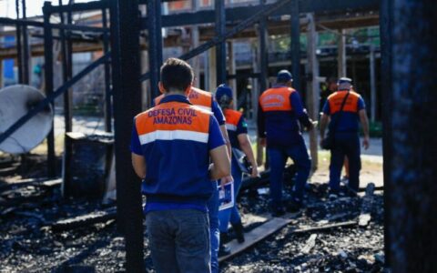 Governo do Amazonas presta assistência às famílias atingidas por incêndio em Nhamundá