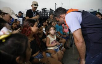 Wilson anuncia auxílio de R$ 30 mil para cada família atingida por incêndio em Nhamundá